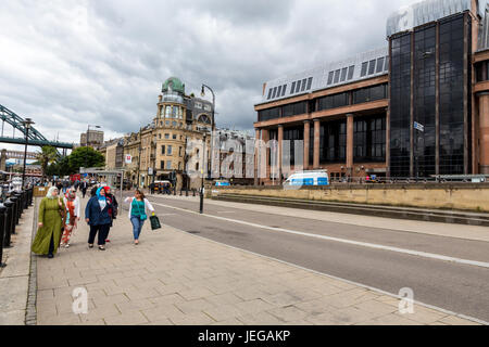 Newcastle-upon-Tyne, England, Vereinigtes Königreich.  Muslimische Frauen zu Fuß am Kai vor dem Justizpalast. Stockfoto