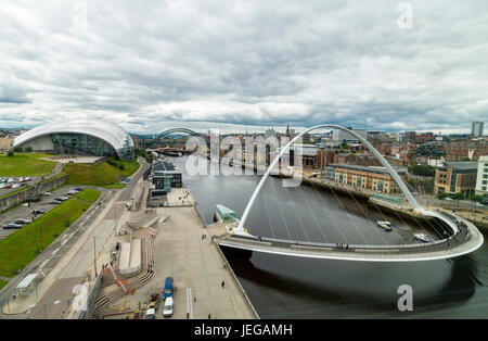 Newcastle-upon-Tyne, England, Vereinigtes Königreich.  Gateshead Millennium Bridge über den Fluss Tyne im Vordergrund, Tyne Bridge und den Salbei Konzerthalle im Hintergrund Stockfoto
