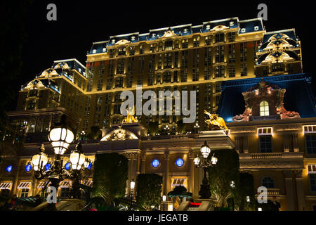 MACAU - APRIL 2: Fassade des 2. April 2017 Paris Casino in Macau. Macau ist bekannt für Casino und Luxus-Resorts. Stockfoto