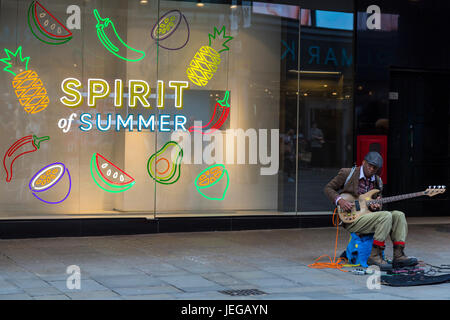 Newcastle-upon-Tyne, England, Vereinigtes Königreich.  Straßenmusiker (Straßenmusikant) an der Northumberland Street. Stockfoto