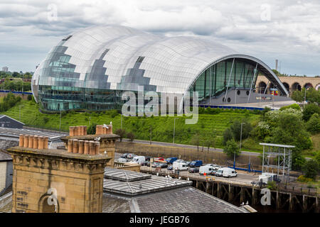 Newcastle-upon-Tyne, England, Vereinigtes Königreich.  Der Salbei Konzerthalle in Gateshead über Newcastle Dächer gesehen. Stockfoto