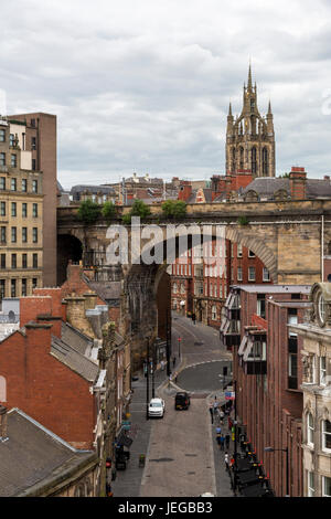 Newcastle-upon-Tyne, England, Vereinigtes Königreich.  Straßenansicht von Tyne Bridge in Richtung Kathedrale St. Nikolauskirche auf der Suche. Stockfoto