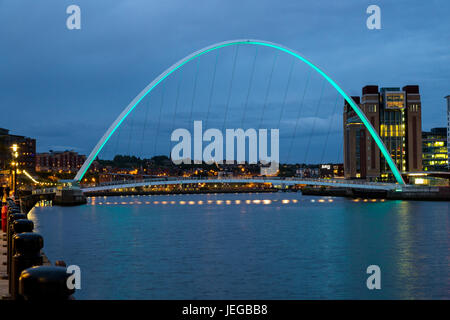 Newcastle-upon-Tyne, England, Vereinigtes Königreich.  Gateshead Millennium Bridge über den Fluss Tyne in der Nacht. Stockfoto