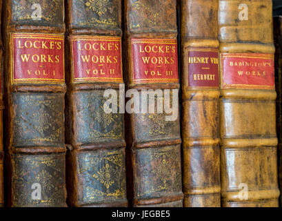 Yorkshire, England, Vereinigtes Königreich.  Antiquarische Bücher in der Bibliothek eines Landsitzes.  Lockes Werke. Stockfoto