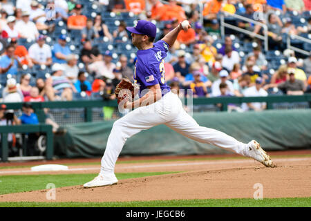 Omaha, NE USA. 23. Juni 2017. LSU ab Krug Alex Lange #35 in Aktion während Spiel 11 von 2017 NCAA Men es College World Series zwischen Oregon State Beavers Vs LSU Tigers auf dem TD Ameritrade Park in Omaha, NE. Teilnahme: 21,257.LSU gewann 3-1.Jimmy Hautausschlag/Cal Sport Media/Alamy Live News Stockfoto