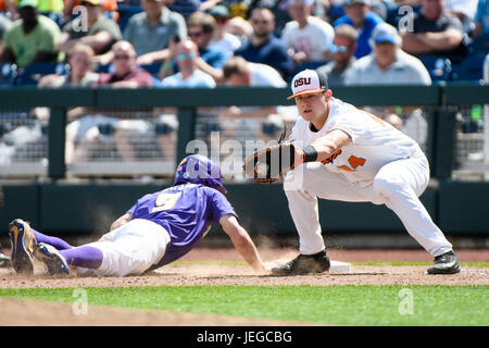 Omaha, NE USA. 23. Juni 2017. LSU Zach Watson #9 Tauchgänge zurück zur ersten Base wie Oregon State KJ Harrison #24 den Ball im Spiel 11 von 2017 NCAA Men es College World Series zwischen Oregon State Beavers Vs LSU Tigers auf dem TD Ameritrade Park in Omaha, NE erhält. Teilnahme: 21,257.LSU gewann 3-1.Jimmy Hautausschlag/Cal Sport Media/Alamy Live News Stockfoto