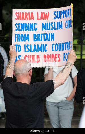 London, UK. 24. Juni 2017. Mitglieder der English Defence League Protest im Zentrum von London. Bildnachweis: Mark Kerrison/Alamy Live-Nachrichten Stockfoto