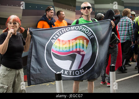 London, UK. 24. Juni 2017. Antifaschisten halten einen "Antihomophobe Aktion" Banner in der Nähe eines Protestes von rechtsextremen English Defence League auf dem Damm. Bildnachweis: Mark Kerrison/Alamy Live-Nachrichten Stockfoto