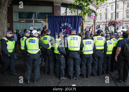 London, UK. 24. Juni 2017. Polizei enthalten eine Gruppe von antifaschistischen Counter Demonstranten protestieren gegen die Anwesenheit von rechtsextremen English Defence League im Zentrum von London in der Nähe von Trafalgar Square. Bildnachweis: Mark Kerrison/Alamy Live-Nachrichten Stockfoto