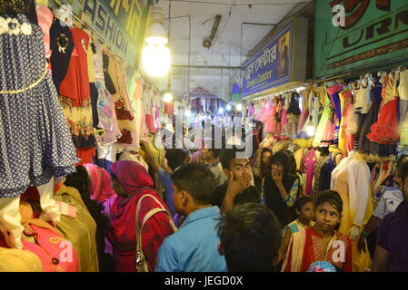 Bangladeshi muslimischen Völker in den Warenkorb am neuen Markt vor Eid al-Fitr fest, während des Heiligen Monats Ramadan in Dhaka, Bangladesch, am 24. Juni 2017 beschäftigt. Moslems beobachten Eid-al-Fitr, das Ende des Ramadan markiert. Menschen bereiten feste, neue Kleider zu tragen und gelten Henna um das Festival zu feiern. Stockfoto