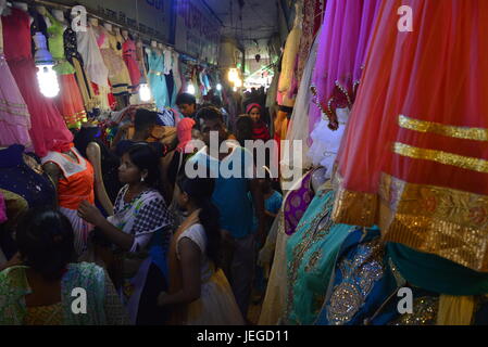 Bangladeshi muslimischen Völker in den Warenkorb am neuen Markt vor Eid al-Fitr fest, während des Heiligen Monats Ramadan in Dhaka, Bangladesch, am 24. Juni 2017 beschäftigt. Moslems beobachten Eid-al-Fitr, das Ende des Ramadan markiert. Menschen bereiten feste, neue Kleider zu tragen und gelten Henna um das Festival zu feiern. Stockfoto