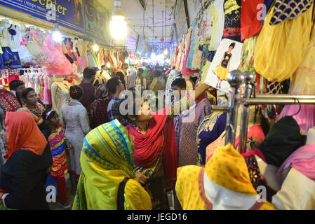 Bangladeshi muslimischen Völker in den Warenkorb am neuen Markt vor Eid al-Fitr fest, während des Heiligen Monats Ramadan in Dhaka, Bangladesch, am 24. Juni 2017 beschäftigt. Moslems beobachten Eid-al-Fitr, das Ende des Ramadan markiert. Menschen bereiten feste, neue Kleider zu tragen und gelten Henna um das Festival zu feiern. Stockfoto