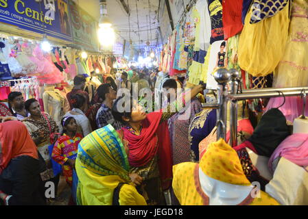 Bangladeshi muslimischen Völker in den Warenkorb am neuen Markt vor Eid al-Fitr fest, während des Heiligen Monats Ramadan in Dhaka, Bangladesch, am 24. Juni 2017 beschäftigt. Moslems beobachten Eid-al-Fitr, das Ende des Ramadan markiert. Menschen bereiten feste, neue Kleider zu tragen und gelten Henna um das Festival zu feiern. Stockfoto