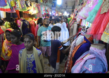 Bangladeshi muslimischen Völker in den Warenkorb am neuen Markt vor Eid al-Fitr fest, während des Heiligen Monats Ramadan in Dhaka, Bangladesch, am 24. Juni 2017 beschäftigt. Moslems beobachten Eid-al-Fitr, das Ende des Ramadan markiert. Menschen bereiten feste, neue Kleider zu tragen und gelten Henna um das Festival zu feiern. Stockfoto