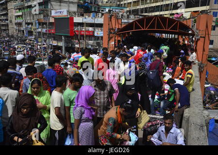 Bangladeshi muslimischen Völker in den Warenkorb am neuen Markt vor Eid al-Fitr fest, während des Heiligen Monats Ramadan in Dhaka, Bangladesch, am 24. Juni 2017 beschäftigt. Moslems beobachten Eid-al-Fitr, das Ende des Ramadan markiert. Menschen bereiten feste, neue Kleider zu tragen und gelten Henna um das Festival zu feiern. Stockfoto