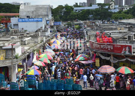 Bangladeshi muslimischen Völker in den Warenkorb am neuen Markt vor Eid al-Fitr fest, während des Heiligen Monats Ramadan in Dhaka, Bangladesch, am 24. Juni 2017 beschäftigt. Moslems beobachten Eid-al-Fitr, das Ende des Ramadan markiert. Menschen bereiten feste, neue Kleider zu tragen und gelten Henna um das Festival zu feiern. Stockfoto