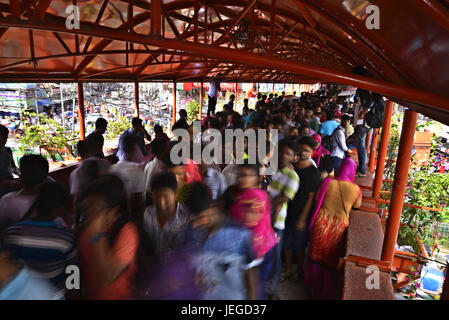 Bangladeshi muslimischen Völker in den Warenkorb am neuen Markt vor Eid al-Fitr fest, während des Heiligen Monats Ramadan in Dhaka, Bangladesch, am 24. Juni 2017 beschäftigt. Moslems beobachten Eid-al-Fitr, das Ende des Ramadan markiert. Menschen bereiten feste, neue Kleider zu tragen und gelten Henna um das Festival zu feiern. Stockfoto