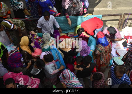 Bangladeshi muslimischen Völker in den Warenkorb am neuen Markt vor Eid al-Fitr fest, während des Heiligen Monats Ramadan in Dhaka, Bangladesch, am 24. Juni 2017 beschäftigt. Moslems beobachten Eid-al-Fitr, das Ende des Ramadan markiert. Menschen bereiten feste, neue Kleider zu tragen und gelten Henna um das Festival zu feiern. Stockfoto