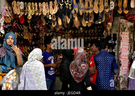 Bangladeshi muslimischen Völker in den Warenkorb am neuen Markt vor Eid al-Fitr fest, während des Heiligen Monats Ramadan in Dhaka, Bangladesch, am 24. Juni 2017 beschäftigt. Moslems beobachten Eid-al-Fitr, das Ende des Ramadan markiert. Menschen bereiten feste, neue Kleider zu tragen und gelten Henna um das Festival zu feiern. Stockfoto