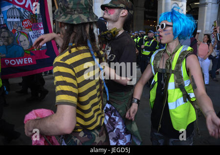 London, UK. 24. Juni 2017. Clownerie gegen den Faschismus, die Truppe erkunden, Raum und Bewegung in der Mitte der etwas chaotische anti-EDL Protest. Bildnachweis: Philip Robins/Alamy Live-Nachrichten Stockfoto