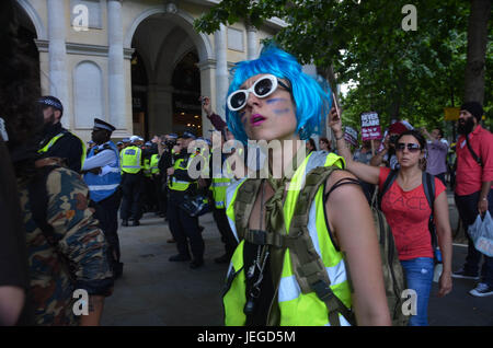 London, UK. 24. Juni 2017. Clownerie gegen den Faschismus, die Truppe erkunden, Raum und Bewegung in der Mitte der etwas chaotische anti-EDL Protest. Bildnachweis: Philip Robins/Alamy Live-Nachrichten Stockfoto