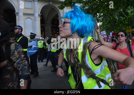 London, UK. 24. Juni 2017. Clownerie gegen den Faschismus, die Truppe erkunden, Raum und Bewegung in der Mitte der etwas chaotische anti-EDL Protest. Bildnachweis: Philip Robins/Alamy Live-Nachrichten Stockfoto