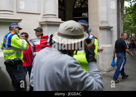 London, UK. 24. Juni 2017. Polizisten stehen zwischen Mitgliedern der English Defence League und die Antifaschisten, die sie am Rande des Trafalgar Square genähert hatte. Bildnachweis: Mark Kerrison/Alamy Live-Nachrichten Stockfoto