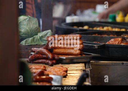 Bydgoszcz, Polen. 24. Juni 2017. Würstchen zu sehen sind bereit zum servieren während eines Festes Essen. Bildnachweis: Jaap Aires/Alamy Live-Nachrichten Stockfoto