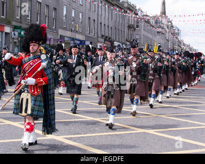 Aberdeen, Schottland, Vereinigtes Königreich. 24. Juni 2017. Militärische Pipebands, Soldaten und Kadetten aus schottischen Regimenter parade entlang Union Street, Aberdeen, während Armed Forces Day 2017. Bildnachweis: AC Bilder/Alamy Live-Nachrichten Stockfoto