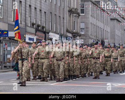 Aberdeen, Schottland, Vereinigtes Königreich. 24. Juni 2017. Militärische Pipebands, Soldaten und Kadetten aus schottischen Regimenter parade entlang Union Street, Aberdeen, während Armed Forces Day 2017. Bildnachweis: AC Bilder/Alamy Live-Nachrichten Stockfoto