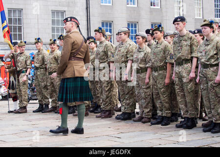 Aberdeen, Schottland, Vereinigtes Königreich. 24. Juni 2017. Eine Gruppe von schottischen Kadetten zur Aufmerksamkeit in Union Street, Aberdeen, während der Begehung des Armed Forces Day 2017 stehen. Bildnachweis: AC Bilder/Alamy Live-Nachrichten Stockfoto