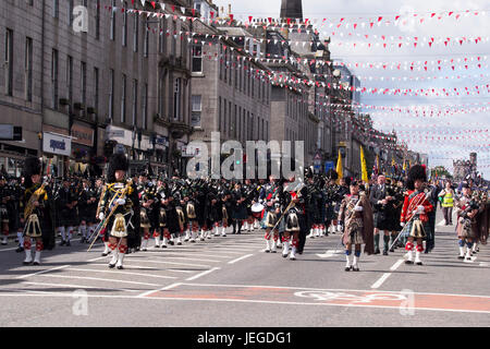 Aberdeen, Schottland, Vereinigtes Königreich. 24. Juni 2017. Militärische Pipebands, Soldaten und Kadetten aus schottischen Regimenter parade entlang Union Street, Aberdeen, während Armed Forces Day 2017. Bildnachweis: AC Bilder/Alamy Live-Nachrichten Stockfoto