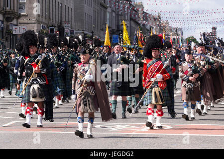 Aberdeen, Schottland, Vereinigtes Königreich. 24. Juni 2017. Militärische Pipebands, Soldaten und Kadetten aus schottischen Regimenter parade entlang Union Street, Aberdeen, während Armed Forces Day 2017. Bildnachweis: AC Bilder/Alamy Live-Nachrichten Stockfoto