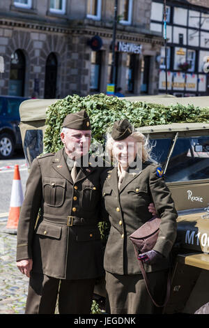 Barnard Castle, County Durham UK.  Samstag, 24. Juni 2017, Armed Forces Day.  Der Nordosten Marktstadt von Barnard Castle trat einen Schritt zurück in die Zeit heute als Menschen, die im Rahmen und die Barnard Castle 1940 Wochenende in vierziger Jahre Kleidung und Uniformen gekleidet.  © David Forster/Alamy Live-Nachrichten Stockfoto