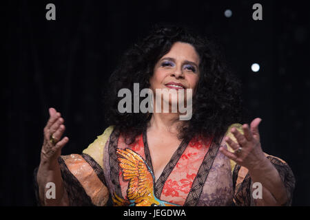 Die Sängerin Gal Costa führt die Aufnahme der DVD "Estratosférica" im Casa Natura Musical, Westseite von São Paulo, am Freitag, den 23. Juni. (FOTO: CICA NEDER/BRASILIEN PHOTO PRESS) Stockfoto