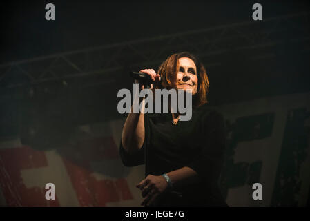 Glastonbury, Somerset, UK. 24. Juni 2017. Alison Moyet tritt in das linke Feld-Zelt beim Glastonbury Music Festival. Bildnachweis: Francesca Moore/Alamy Live-Nachrichten Stockfoto