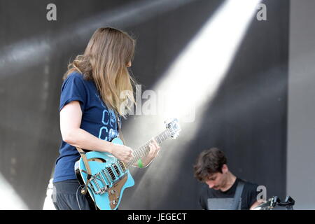 Wien, Österreich. 24. Juni 2017. Judith Holofernes gibt ein Konzert beim Donauinsel-Festival 2017. Kredit: Franz Perc/Alamy Live News Stockfoto