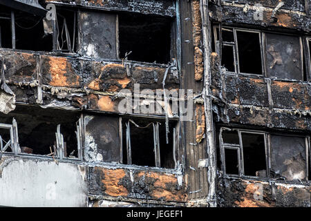 London, UK. 24. Juni 2017. Grenfell Turm im Westen von London nach einem Brand zerstörte alle Gebäude und hat Dutzende von Bewohnern das Leben gekostet. Bildnachweis: Dominika Zarzycka/Alamy Live-Nachrichten Stockfoto