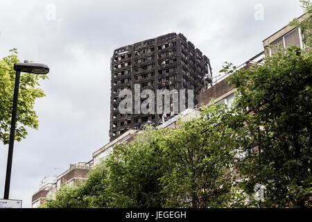 London, UK. 24. Juni 2017. Grenfell Turm im Westen von London nach einem Brand zerstörte alle Gebäude und hat Dutzende von Bewohnern das Leben gekostet. Bildnachweis: Dominika Zarzycka/Alamy Live-Nachrichten Stockfoto