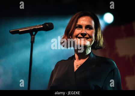 Glastonbury, Somerset, UK. 24. Juni 2017. Alison Moyet tritt in das linke Feld-Zelt beim Glastonbury Music Festival. Bildnachweis: Francesca Moore/Alamy Live-Nachrichten Stockfoto