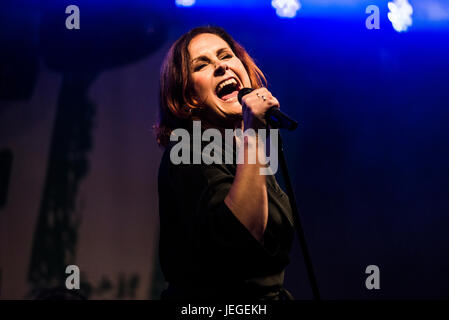 Glastonbury, Somerset, UK. 24. Juni 2017. Alison Moyet tritt in das linke Feld-Zelt beim Glastonbury Music Festival. Bildnachweis: Francesca Moore/Alamy Live-Nachrichten Stockfoto