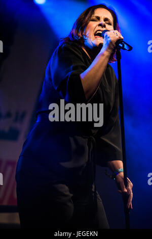 Glastonbury, Somerset, UK. 24. Juni 2017. Alison Moyet tritt in das linke Feld-Zelt beim Glastonbury Music Festival. Bildnachweis: Francesca Moore/Alamy Live-Nachrichten Stockfoto