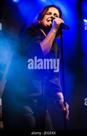 Glastonbury, Somerset, UK. 24. Juni 2017. Alison Moyet tritt in das linke Feld-Zelt beim Glastonbury Music Festival. Bildnachweis: Francesca Moore/Alamy Live-Nachrichten Stockfoto