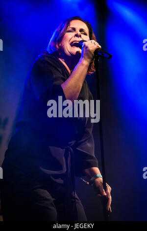 Glastonbury, Somerset, UK. 24. Juni 2017. Alison Moyet tritt in das linke Feld-Zelt beim Glastonbury Music Festival. Bildnachweis: Francesca Moore/Alamy Live-Nachrichten Stockfoto