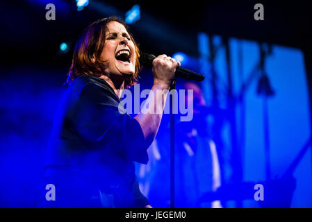 Glastonbury, Somerset, UK. 24. Juni 2017. Alison Moyet tritt in das linke Feld-Zelt beim Glastonbury Music Festival. Bildnachweis: Francesca Moore/Alamy Live-Nachrichten Stockfoto