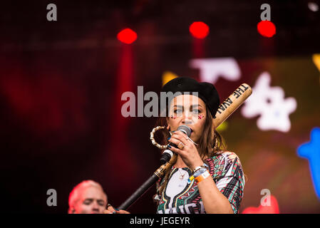 Glastonbury, Somerset, UK. 24. Juni 2017. Die Lawinen führen live auf der Bühne West vulkanishcer am Samstagabend beim Glastonbury Music Festival. Bildnachweis: Francesca Moore/Alamy Live-Nachrichten Stockfoto