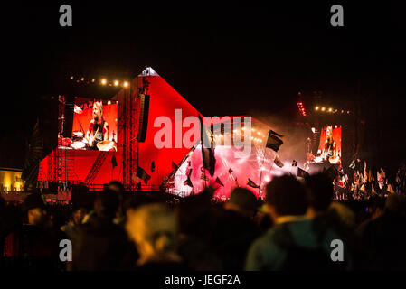 Pilton, England, Vereinigtes Königreich. 24. Juni 2017. Glastonbury, Somerset, UK. Foo Fighters-Headliner die Pyramide-Bühne am Samstagabend beim Glastonbury Music Festival. Bildnachweis: Francesca Moore/Alamy Live-Nachrichten Stockfoto