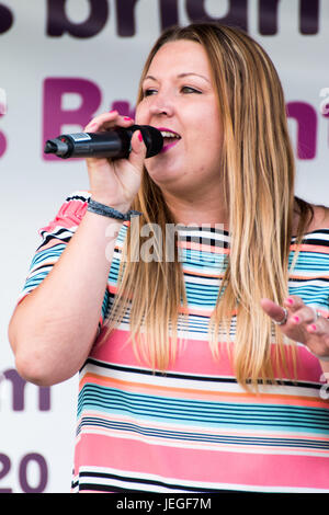 South Derbyshire, UK. 24. Juni 2017. April Davies Solo-Sänger auf dem Festival of Leisure South Derbyshire Credit: Chris Wände/Alamy Live-Nachrichten Stockfoto