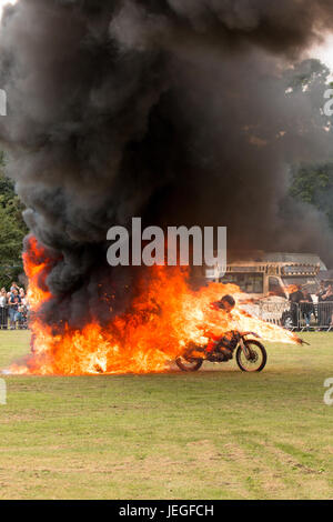 South Derbyshire, UK. 24. Juni 2017. Internationalen Stunt Fahrer, Reiten durch Feuer, The Festival of Leisure South Derbyshire Credit: Chris Wände/Alamy Live News Stockfoto