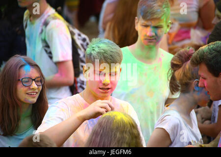 Warschau, Polen. 24. Juni 2017. Holi-Fest statt, zu Beginn der Sommerferien in der Nähe der Weichsel. Bildnachweis: Madeleine Ratz/Alamy Live-Nachrichten Stockfoto